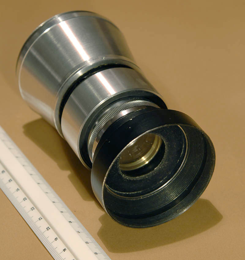 Svépomocí vyrobený portrétní objektiv f 150 mm pro 6x6 zrcadlovku Primarflex typu periskop, se světelností omezenou krycí clonou na 1:4,5. Taková přirozeně měkká kresba s pozvolným nástupem neostrosti se ovšem zamatlanou čočkou nebo filtrem docílit nedá...