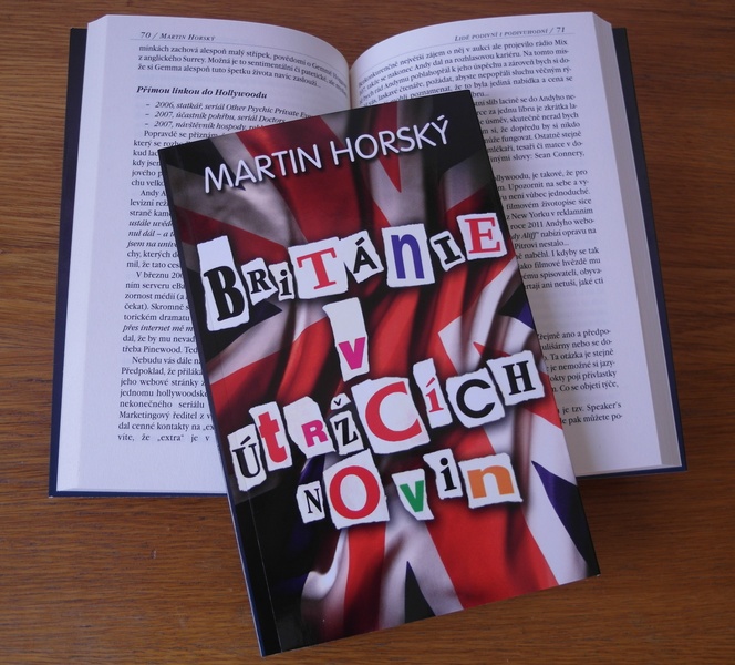 Fotografie brožované knihy Británie v útržcích novin Martina Horského.
